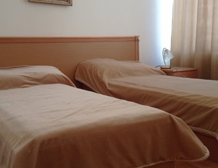 Стандарт 2-местный 2-комнатный без балкона с ванной 1 этаж ЮГ корпус 1 - Санаторий «Первомайский» Евпатория