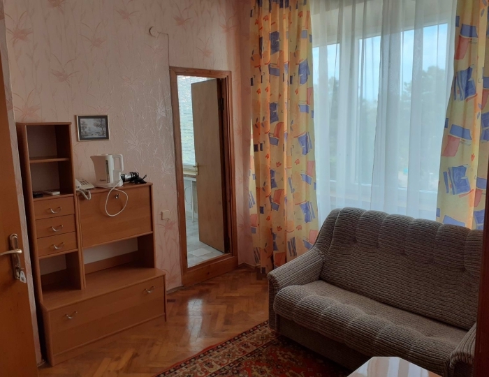 Стандарт 2-местный 2-комнатный без балкона с ванной №101 (1 этаж) Север корпус 1 - Санаторий «Первомайский» Евпатория